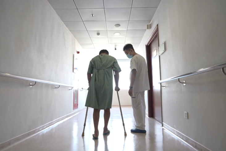 Hạnh phúc của người đàn ông mắc căn bệnh kỳ lạ khi được làm tròn lời hứa với vợ ảnh 1