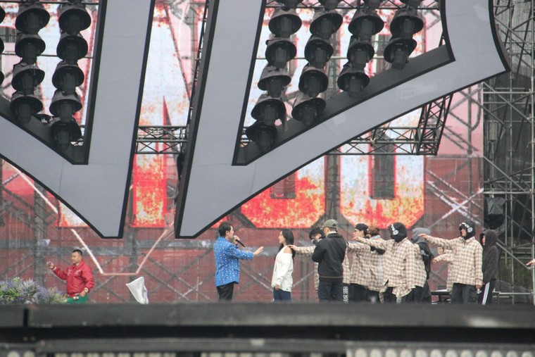 Dàn anh tài “vượt chông gai” tổng duyệt concert dưới cái rét Hà Nội ảnh 5