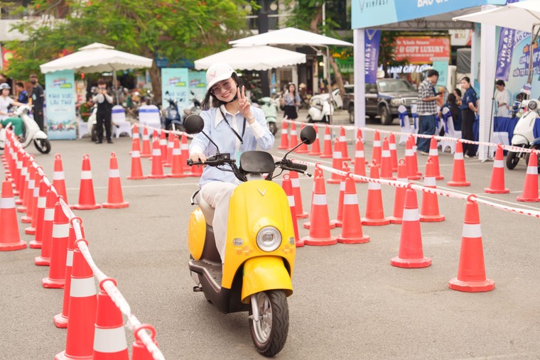 Người dân Hải Phòng, Đà Nẵng hào hứng “đổi xe xăng, lấy xe máy điện” ảnh 1