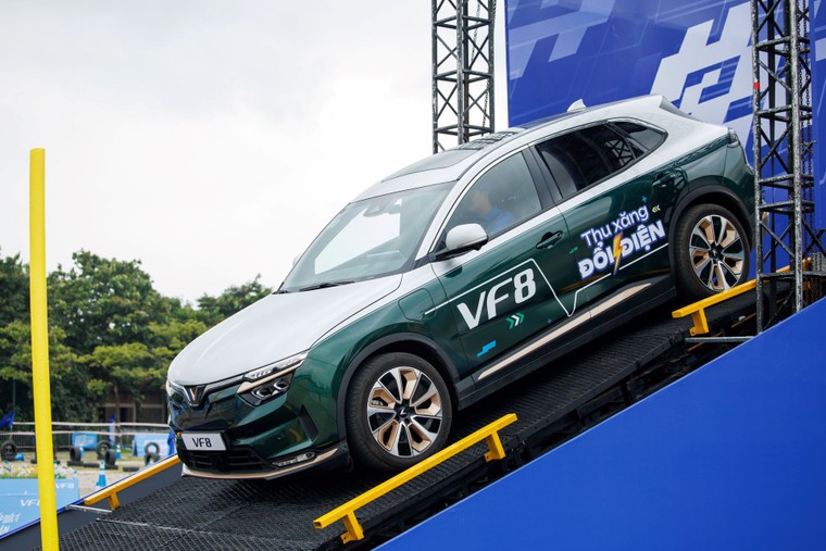 “Đi xe xăng, về xe điện”, người dùng chia sẻ: Lái ngon, ưu đãi lớn, tội gì không lên đời ảnh 4