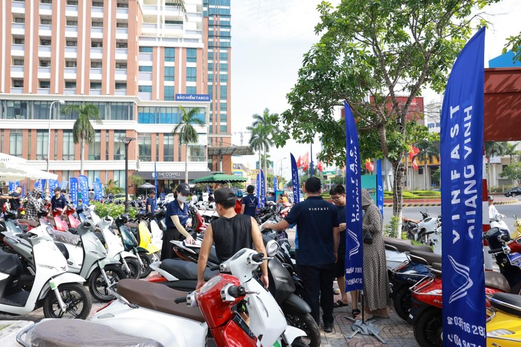 Người dân Hà Nội, TP.HCM, Hưng Yên nô nức đổi xe máy xăng lấy xe máy điện ảnh 7