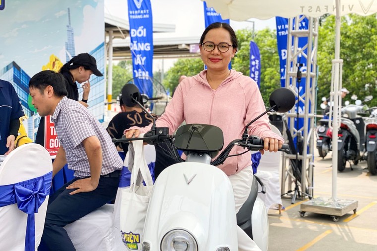 Người dân Thủ đô rủ nhau đi sắm xe máy điện: Khách hàng cũ mua thêm, người mới bị thuyết phục ngay sau khi lái thử ảnh 1