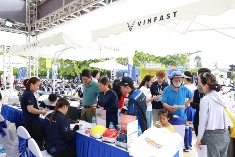 Người dân Thủ đô rủ nhau đi sắm xe máy điện: Khách hàng cũ mua thêm, người mới bị thuyết phục ngay sau khi lái thử ảnh 2