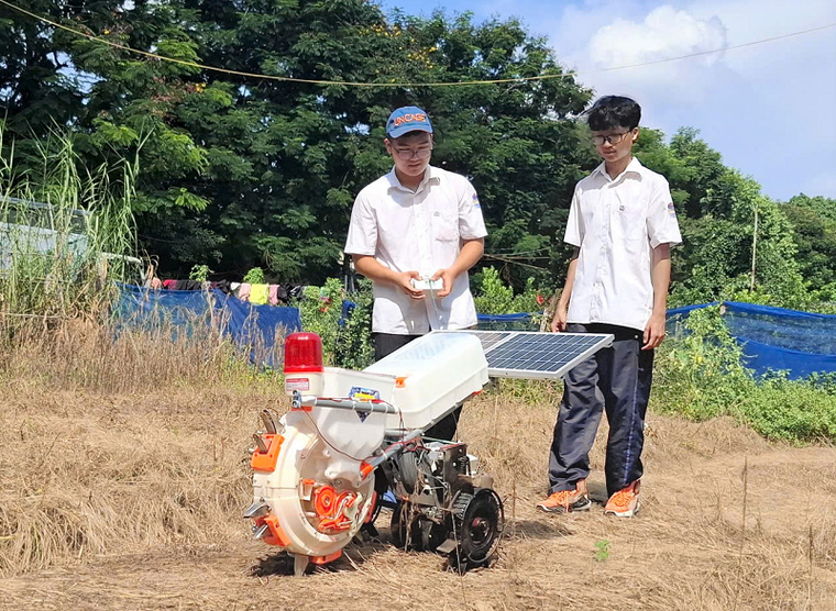 Học sinh Chu Văn An sáng chế máy gieo hạt tự động, kiến tạo nông nghiệp tương lai ảnh 2