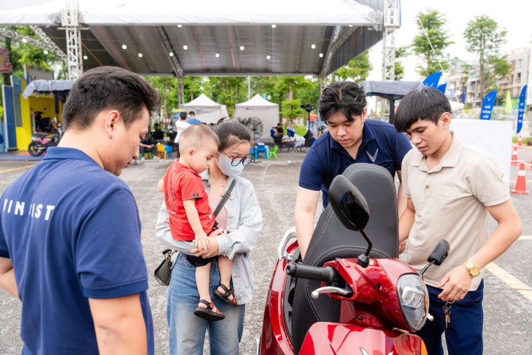 Chủ xe máy điện “sốc” với chế độ hậu mãi có “1-0-2” của VinFast ảnh 1