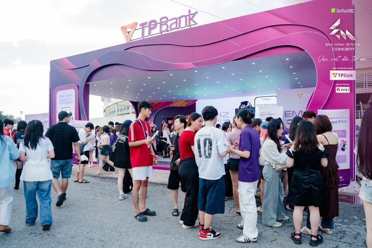 “Phải lòng” Bank Tím tại Em Xinh “Say Hi” Concert Đêm 2 ảnh 1