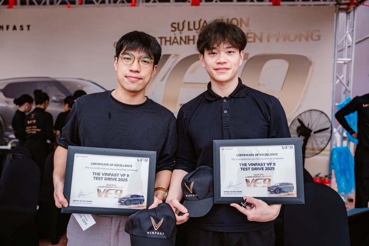 Khách Hà Nội đội mưa lái thử VF 9: SUV điện VinFast chứng minh đẳng cấp từ trải nghiệm đến chi phí ảnh 1