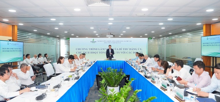 Đồng chí Bí Thư Đảng ủy, Chủ tịch Hội Đồng Quản Trị PV GAS làm việc với các khối đơn vị của Tổng Công ty: nỗ lực hoàn thành kế hoạch quản trị năm 2025 và xác định động lực mới cho giai đoạn tăng tốc ảnh 4