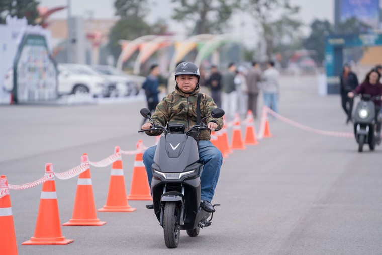 Người dùng Hà Nội nói gì về xe máy điện VinFast sau vòng lái thử ở Vietnam Mobility Show 2025? ảnh 1