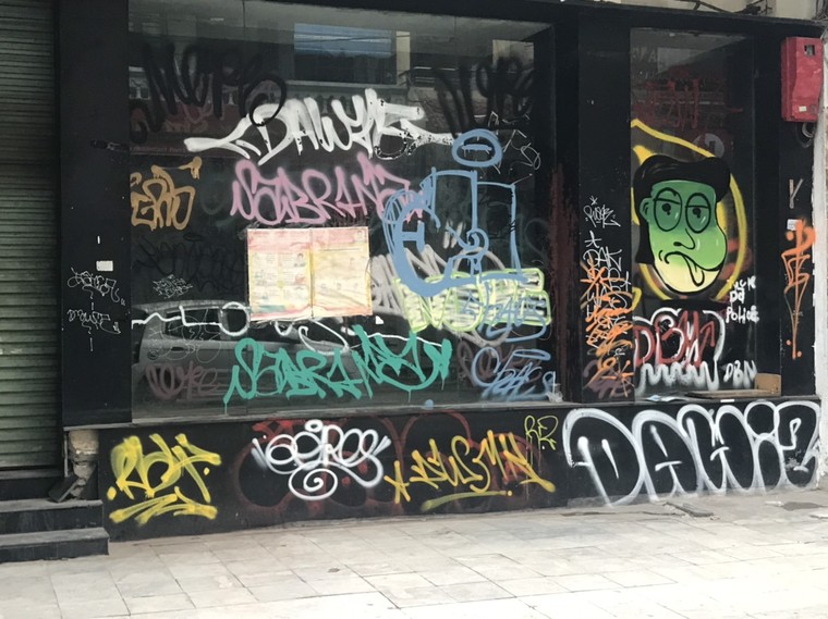 Mặt tiền triệu đô trên phố cổ Hà Nội thành nơi vẽ bậy của thanh thiếu niên ảnh 5