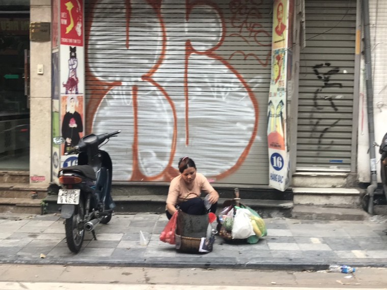 Mặt tiền triệu đô trên phố cổ Hà Nội thành nơi vẽ bậy của thanh thiếu niên ảnh 3