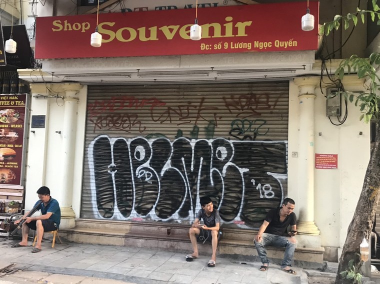 Mặt tiền triệu đô trên phố cổ Hà Nội thành nơi vẽ bậy của thanh thiếu niên ảnh 4
