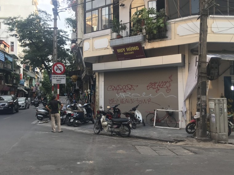 Mặt tiền triệu đô trên phố cổ Hà Nội thành nơi vẽ bậy của thanh thiếu niên ảnh 8
