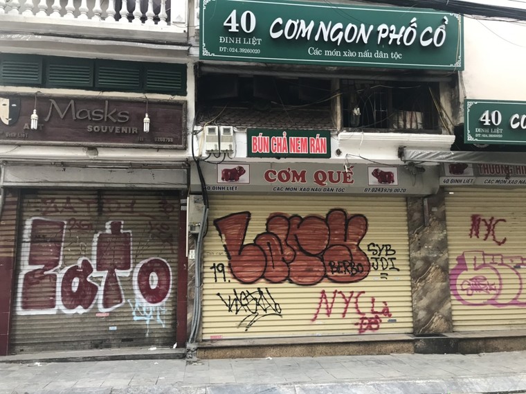 Mặt tiền triệu đô trên phố cổ Hà Nội thành nơi vẽ bậy của thanh thiếu niên ảnh 6