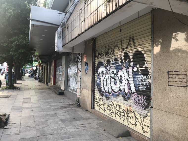 Mặt tiền triệu đô trên phố cổ Hà Nội thành nơi vẽ bậy của thanh thiếu niên ảnh 1