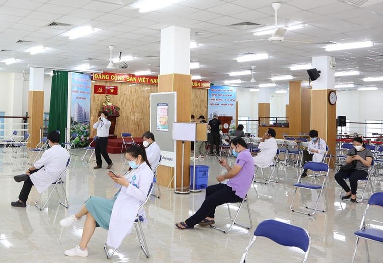 Hàng trăm y bác sĩ bệnh viện Chợ Rẫy được 'xuống tóc' miễn phí ảnh 1