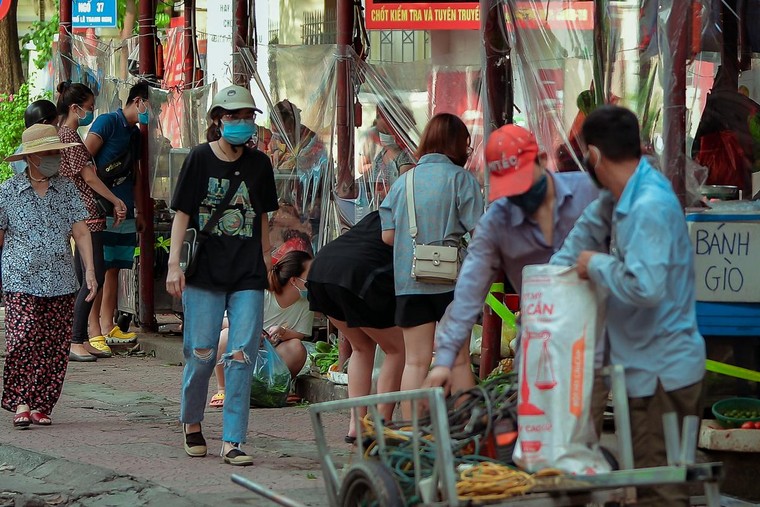 Cận cảnh khu chợ được bịt kín bằng ni-lon tại Hà Nội ảnh 1