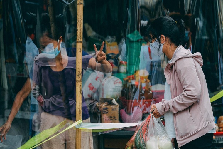 Cận cảnh khu chợ được bịt kín bằng ni-lon tại Hà Nội ảnh 2