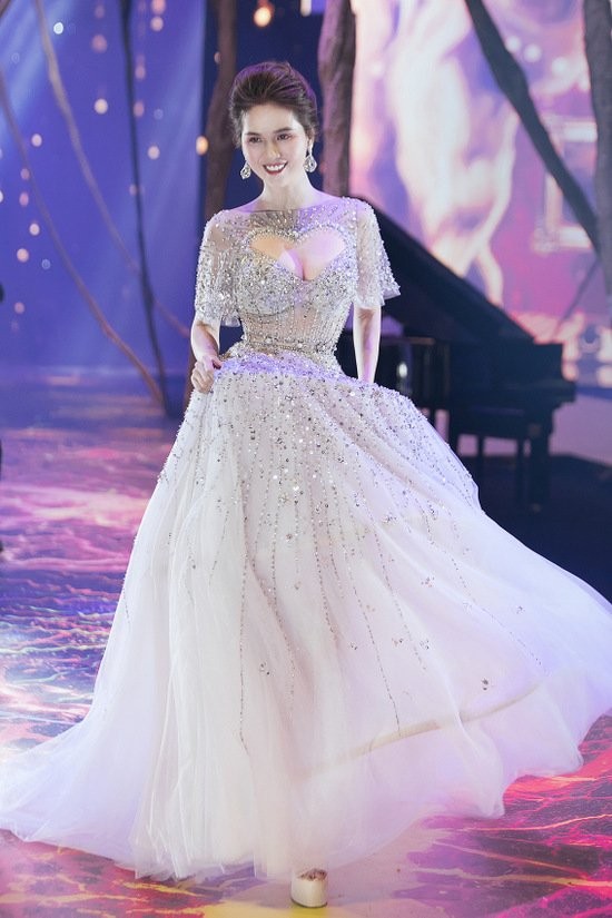 Ngọc Trinh khoe lưng trần quyến rũ khiến 'phái mạnh' nghiêng ngả ảnh 4