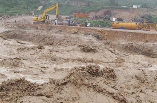 Mưa lũ kéo dài gây sạt lở đất nghiêm trọng, tuyến giao thông huyết mạch phía Bắc bị tê liệt ảnh 2