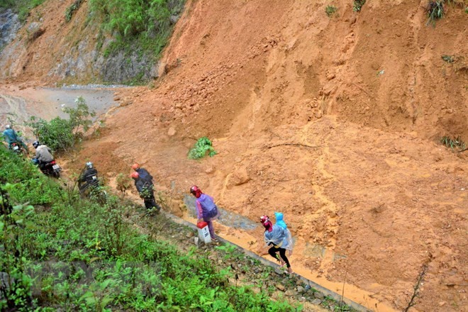 Mưa lũ kéo dài gây sạt lở đất nghiêm trọng, tuyến giao thông huyết mạch phía Bắc bị tê liệt ảnh 3