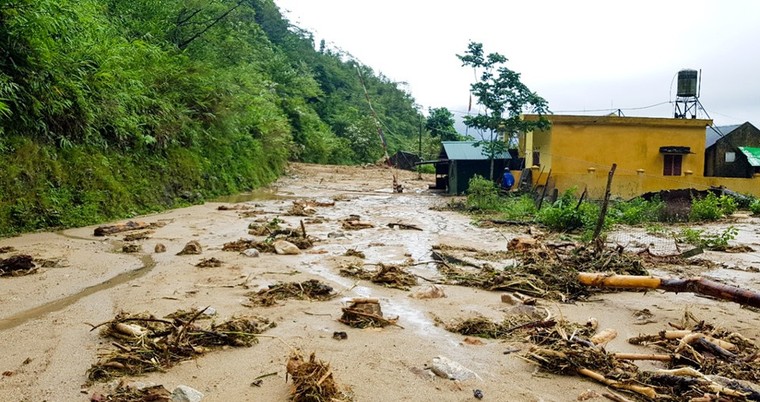 Mưa lũ kéo dài gây sạt lở đất nghiêm trọng, tuyến giao thông huyết mạch phía Bắc bị tê liệt ảnh 4
