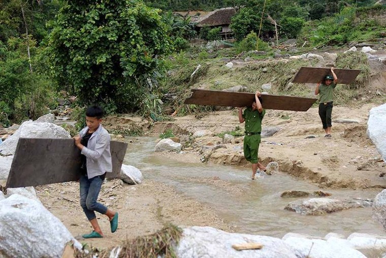 Xúc động với những hình ảnh thấm đượm tình người trong mùa mưa lũ ở vùng cao Hà Giang ảnh 2