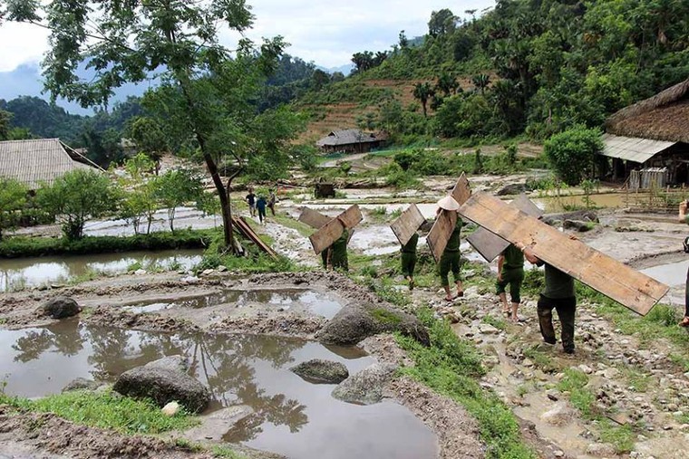 Xúc động với những hình ảnh thấm đượm tình người trong mùa mưa lũ ở vùng cao Hà Giang ảnh 3