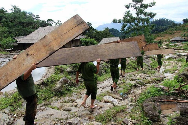 Xúc động với những hình ảnh thấm đượm tình người trong mùa mưa lũ ở vùng cao Hà Giang ảnh 4