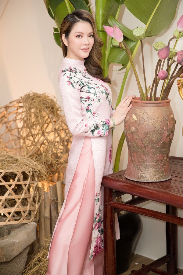 Lý Nhã Kỳ trẻ trung, thanh lịch ở Hội An ảnh 2