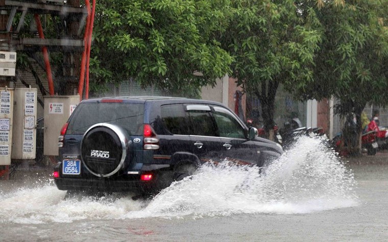 Hà Tĩnh ‘chới với’ trong biển nước do mưa lớn ảnh 4