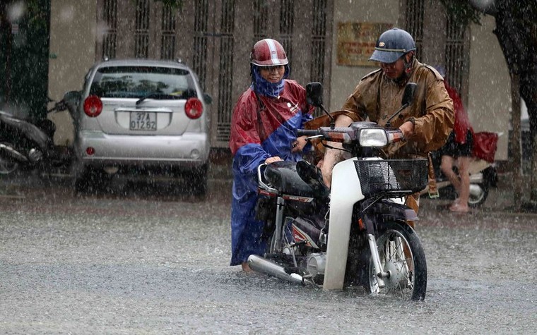 Hà Tĩnh ‘chới với’ trong biển nước do mưa lớn ảnh 6