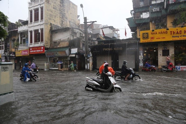 Bão Sơn Tinh suy yếu, Bắc Trung Bộ mưa lớn ảnh 1