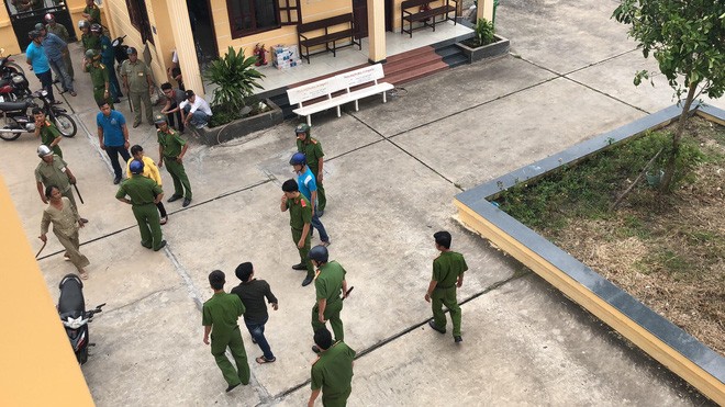 Tạm giữ 2 đối tượng hành hung kiểm sát viên và phóng viên tại tòa ảnh 2