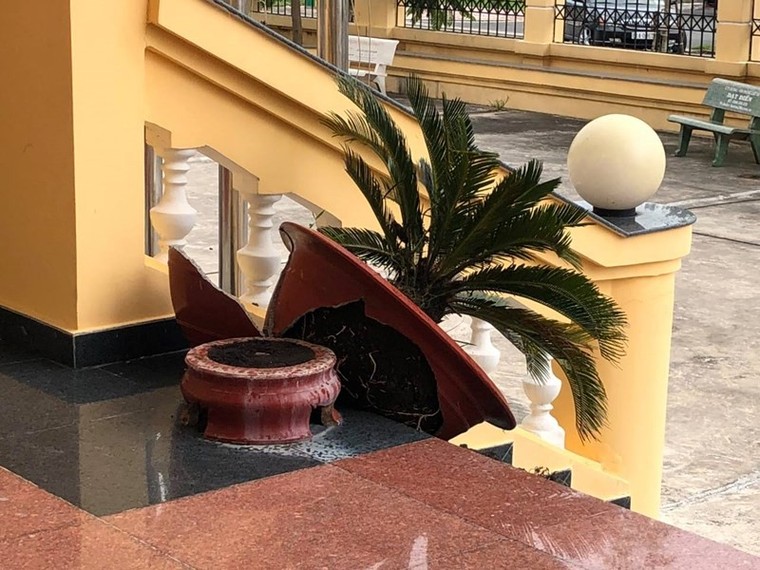 Tạm giữ 2 đối tượng hành hung kiểm sát viên và phóng viên tại tòa ảnh 3