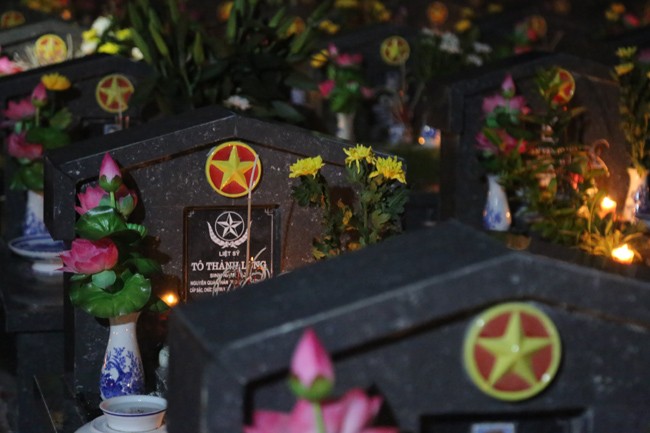 Ảnh: Cha bạc râu lặng lẽ thăm mộ con trai giữa nghĩa trang liệt sĩ ảnh 11