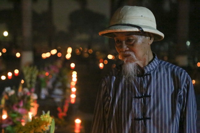 Ảnh: Cha bạc râu lặng lẽ thăm mộ con trai giữa nghĩa trang liệt sĩ ảnh 13