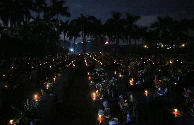 Ảnh: Cha bạc râu lặng lẽ thăm mộ con trai giữa nghĩa trang liệt sĩ ảnh 15