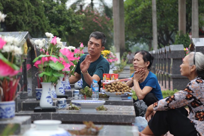 Ảnh: Cha bạc râu lặng lẽ thăm mộ con trai giữa nghĩa trang liệt sĩ ảnh 2