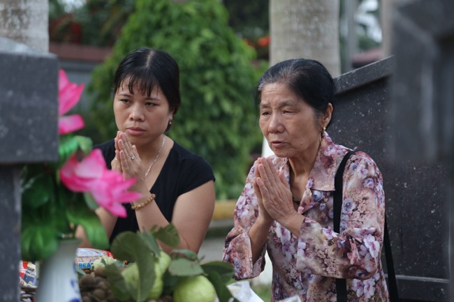 Ảnh: Cha bạc râu lặng lẽ thăm mộ con trai giữa nghĩa trang liệt sĩ ảnh 3