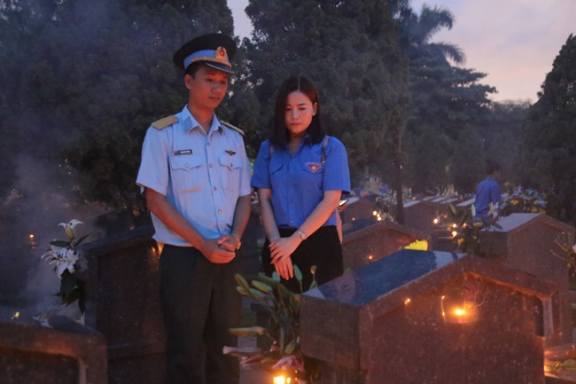 Ảnh: Cha bạc râu lặng lẽ thăm mộ con trai giữa nghĩa trang liệt sĩ ảnh 5