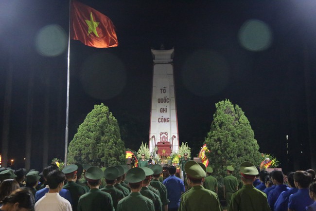 Ảnh: Cha bạc râu lặng lẽ thăm mộ con trai giữa nghĩa trang liệt sĩ ảnh 6