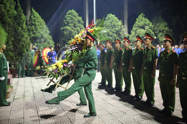 Ảnh: Cha bạc râu lặng lẽ thăm mộ con trai giữa nghĩa trang liệt sĩ ảnh 8