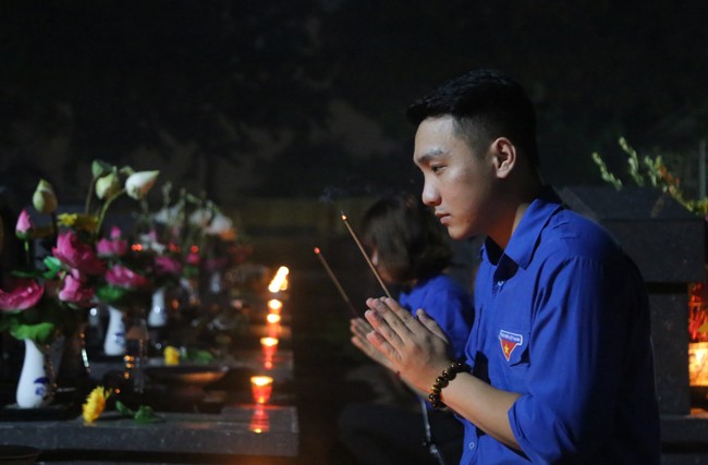 Ảnh: Cha bạc râu lặng lẽ thăm mộ con trai giữa nghĩa trang liệt sĩ ảnh 9