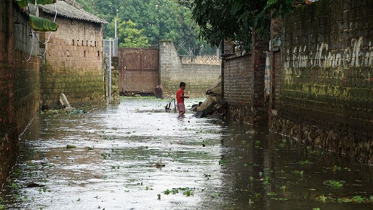 Dùng xe cứu hỏa phun nước vệ sinh sau lũ giúp dân Chương Mỹ ảnh 11