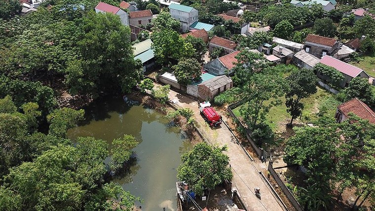 Dùng xe cứu hỏa phun nước vệ sinh sau lũ giúp dân Chương Mỹ ảnh 1