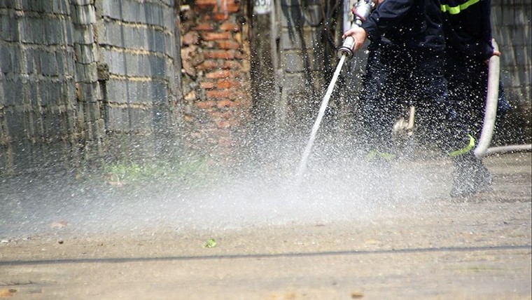 Dùng xe cứu hỏa phun nước vệ sinh sau lũ giúp dân Chương Mỹ ảnh 2