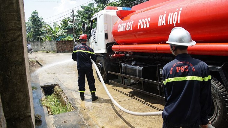 Dùng xe cứu hỏa phun nước vệ sinh sau lũ giúp dân Chương Mỹ ảnh 4