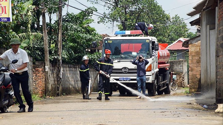 Dùng xe cứu hỏa phun nước vệ sinh sau lũ giúp dân Chương Mỹ ảnh 5