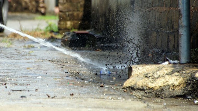 Dùng xe cứu hỏa phun nước vệ sinh sau lũ giúp dân Chương Mỹ ảnh 7